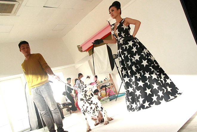 Hoài Anh đọ sắc cùng BTV trẻ nhất của bản tin Thời sự